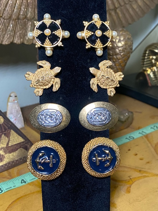 Jewelry - Vintage gold tone clip on earrings